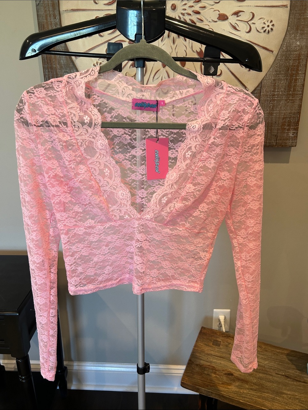 Edikted Women’s Pink Floral Lace V‑Neck Cropped Top Size Medium